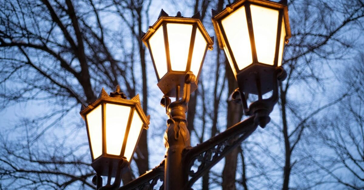Self-Cleaning Solar Street Lamps: Research and Technology